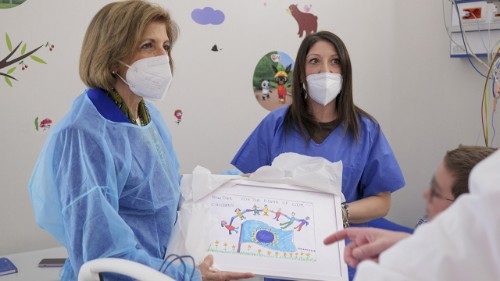 La comisaria europea de Sanidad visita el hospital Bambino Gesù