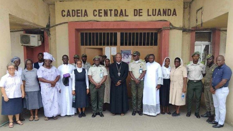 L'archevêque de Luanda, Filomeno do Nascimento Vieira Dias (au centre) avec le diocèse et certains responsables pénitentiaires