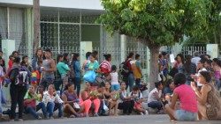 Gruppo di persone in una città del Venezuela