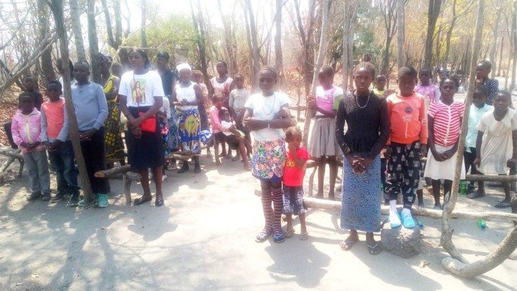 Fiéis católicos nos Gambos, zona afetada pela fome