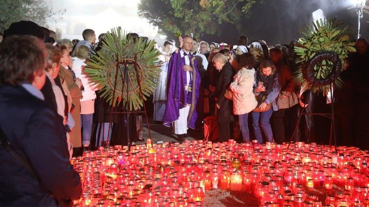 Molitvu za sve pokojne na groblju Mirogoj predvodio je nadbiskup Dražen Kutleša (Foto: TUZGN)