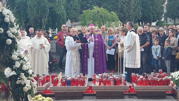 Molitva na groblju na riječkoj Kozali  (Foto: Riječka nadbiskupija)