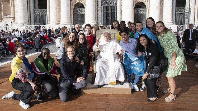 Participants in the 2022 edition of the Uniservitate Symposium with Pope Francis (@Uniservitate).