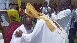 L'abbé Alain Loemba, nouveau curé de la paroisse Sainte-Thérèse de l'Enfant Jésus de Tchibamba, intronisé par Mgr Abel Liluala, archevêque de Pointe-Noire (Congo-Brazzaville).