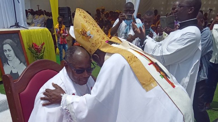 L'abbé Alain Loemba, nouveau curé de la paroisse Sainte-Thérèse de l'Enfant Jésus de Tchibamba, intronisé par Mgr Abel Liluala, archevêque de Pointe-Noire (Congo-Brazzaville).