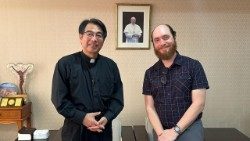 Dom Peter Michiaki Nakamura, arcebispo de Nagasaki e o jornalista Farah. 