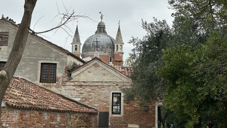 Sullo sfondo, la facciata meridionale della basilica del Redentore