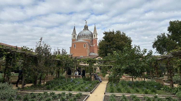 L'orto Giardino del Redentore, sullo sfondo della basilica