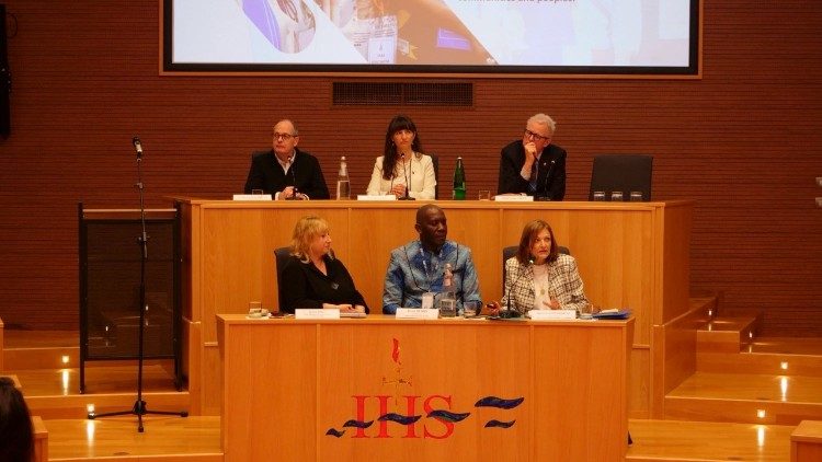 Panelisti, uključujući britanskog veleposlanika pri Svetoj Stolici, Chrisa Trotta (gore desno) i fra Michaela Schöpfa, SJ (gore lijevo) tijekom otvaranja simpozija. (Fotografiju ustupio JRS)