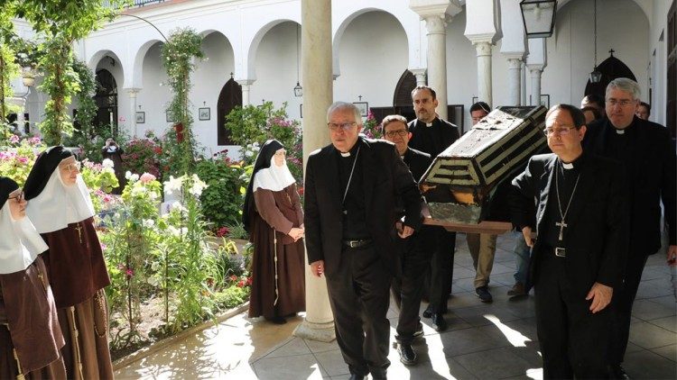 Traslado de los restos del beato hasta la capilla