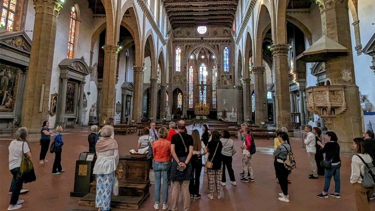 Turisti nella basilica di Santa Croce in Firenze