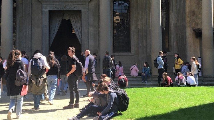 Turisti nel chiostro della basilica di Santa Croce a Firenze