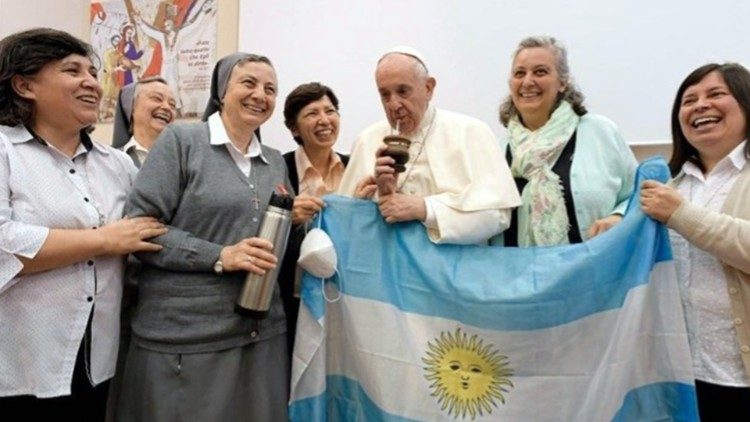 Il saluto al Papa delle salesiane argentine durante il XXIV Capitolo Generale