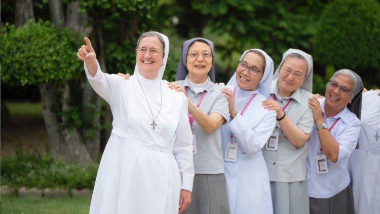 Madre Chiara Cazzuola (prima a sinistra) con consorelle salesiane