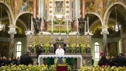 Pastoralbesuch in Pompei am 21. März 2015: Papst Franziskus im Gebet vor dem Gemälde der Madonna vom Rosenkranz