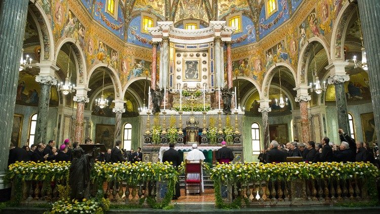  El Papa Francisco en oración ante el cuadro de Nuestra Señora del Rosario durante su visita pastoral a Pompeya el 21 de marzo 2015