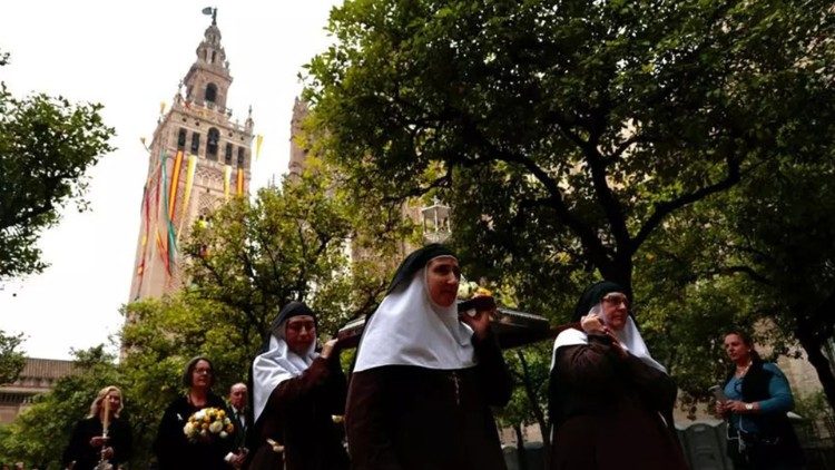 Las Hermanas de la Cruz llevan las reliquias del nuevo Beato