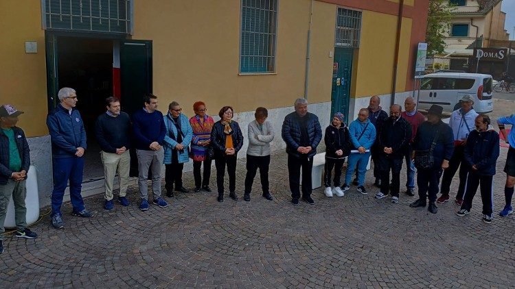 Il cardinale Krajewski con alcune delle persone assistite