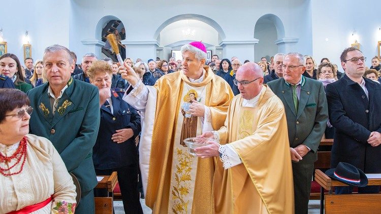 Blagoslov obnovljene crkve sv. Antuna Padovanskog u Gornjoj Bučici u Sisačkoj biskupiji  (Foto: Sisačka biskupija)