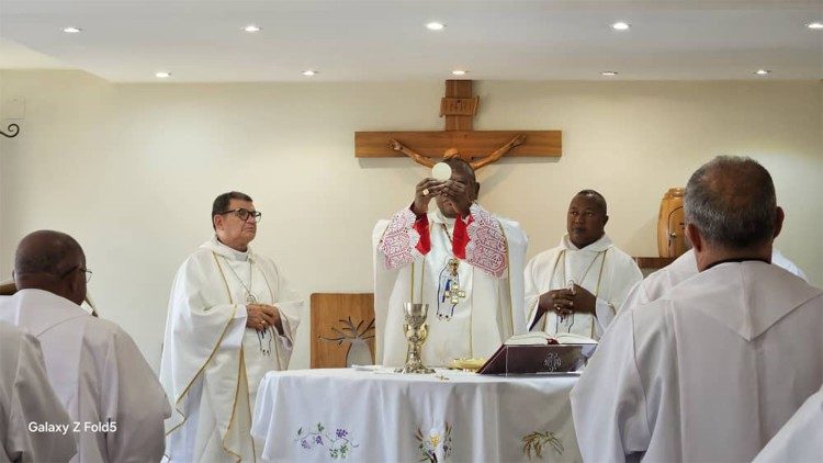 Le Cardinal Fridolin Ambongo, au cours d’une célébration eucharistique avec des évêques de Madagascar.