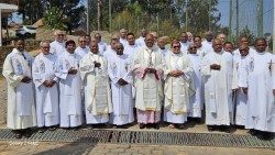 Le cardinal Fridolin Ambongo, président du Symposium des conférences épiscopales d’Afrique et Madagascar (SCEAM), entouré des évêques de Madagascar, à Antananarivo, capitale de la Grande Ile.