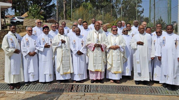 Le cardinal Fridolin Ambongo, président du Symposium des conférences épiscopales d’Afrique et Madagascar (SCEAM), entouré des évêques de Madagascar, à Antananarivo, capitale de la Grande Ile.