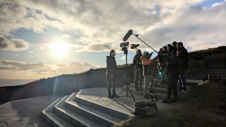 Don Davide Banzato sul set di una trasmissione de "I Viaggi del Cuore"