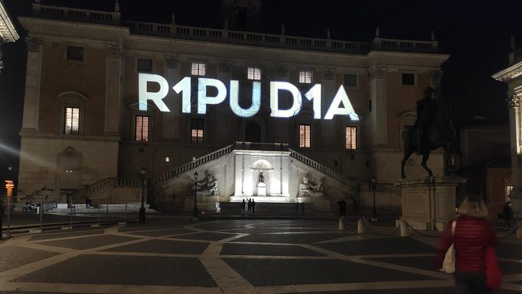 La scritta proiettata sul Palazzo Senatorio in Campidoglio