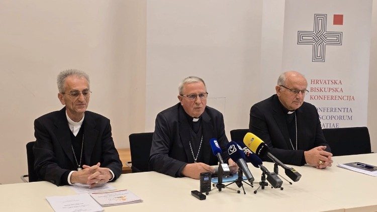 Biskupi Ivan Ćurić, Mijo Gorski i Jure Bogdan na konferenciji za medije 14. studenoga  (Foto: Zvonimir Ancić)