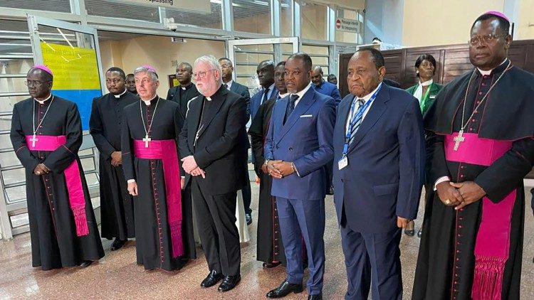 Visite au Cameroun du Secrétaire du Saint-Siège pour les relations avec les États et les organisations internationales, Mgr Paul Richard Gallagher, à l'occasion des dix ans de l'Accord-cadre avec ce pays d'Afrique.