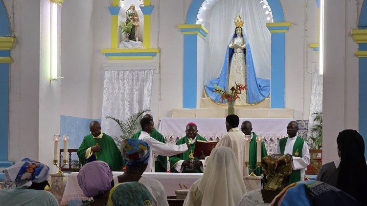 Dom Emílio Sumbelelo, Bispo da diocese de Viana (Angola), durante a celebração da Eucaristia