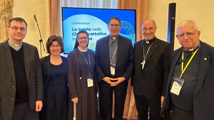 Abp Wojciech Polak z przedstawicielami Polskiej delegacji na konferencję w Watykanie wraz z Sekretarzem Papieskiej Komisji ds. Ochrony Małoletnich bp. Luisem Manuelem Alí Herrera