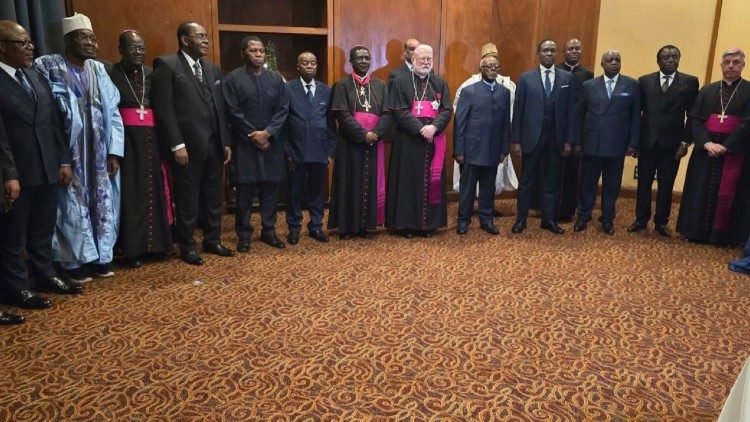 Un momento della visita di monsignor Gallagher in Camerun 