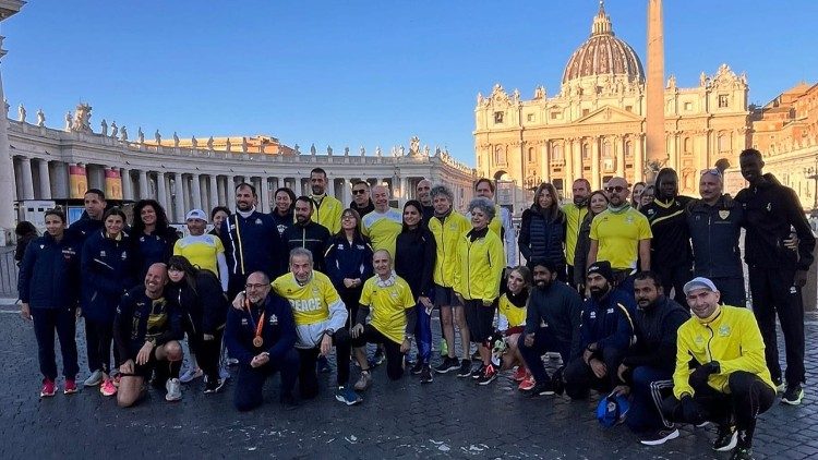 Foto di gruppo prima della partenza. Il cardinale eletto Vesco è al centro. inginocchiato