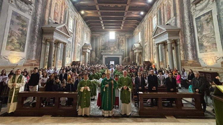 Parolin con la Comunità Romena di rito latino di Roma, nella Basilica di San Vitale