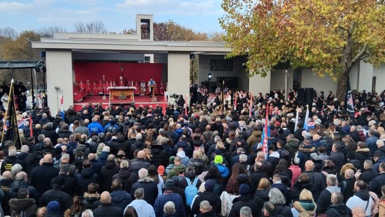 Misno slavlje pred kapelom Krista Kralja mučenika u Vukovaru  (Foto: Draško Vrgoč)