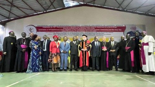 El arzobispo Gallagher en la Universidad Católica de África Central en Yaoundé (Camerun)