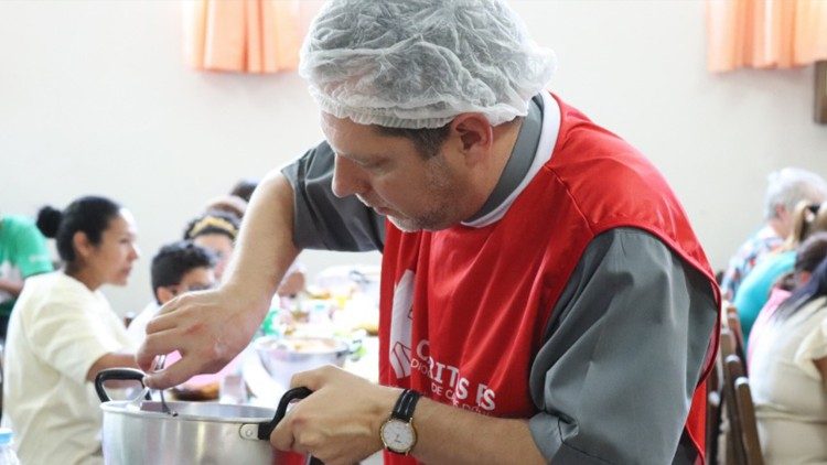 Pe. Leonardo, coordenador de Pastoral, servindo no Dia da Solidariedade no Vale Verde