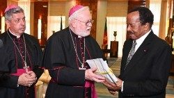 Mgr Paul Richard Gallagher saluant le président du Cameroun, Paul Biya, au terme de sa visite dans ce pays d'Afrique centrale.