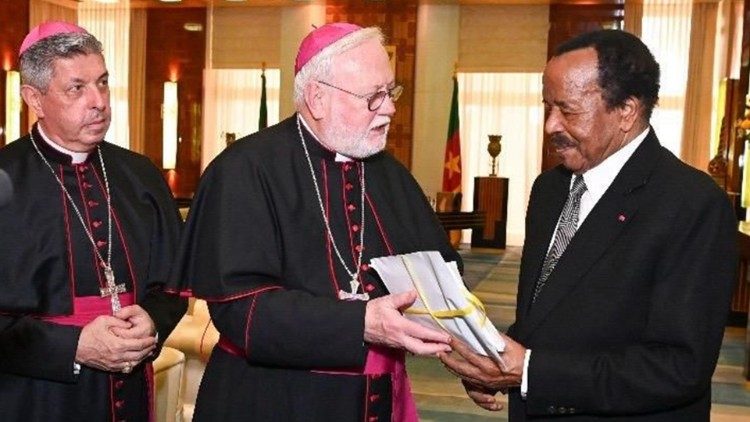 Mgr Paul Richard Gallagher saluant le président du Cameroun, Paul Biya, au terme de sa visite dans ce pays d'Afrique centrale.