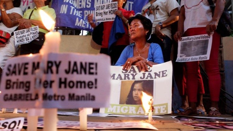 Celia Veloso, mother of overseas Filipino worker Mary Jane Veloso, who has been on death row for 12 years in Indonesia over drug-related charges, join a candlelit demonstration to call for the freedom of her daughter in this file photo taken on September 13, 2016. Photo: