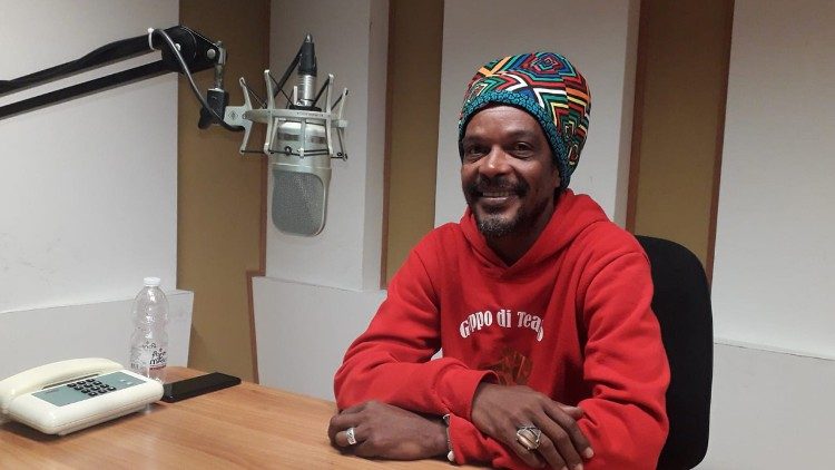 Edilson Araújo Santos, nos estúdios da Rádio Vaticano