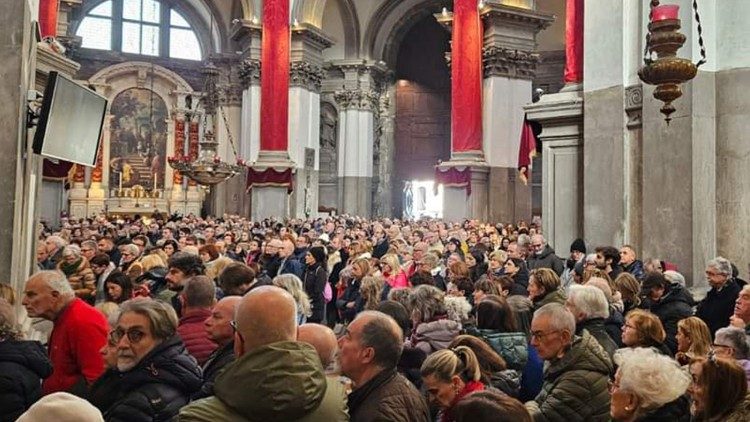 La Basilica della Madonna della Salute a Venezia affollata di fedeli per il tradizionale pellegrinaggio del 21 novembre