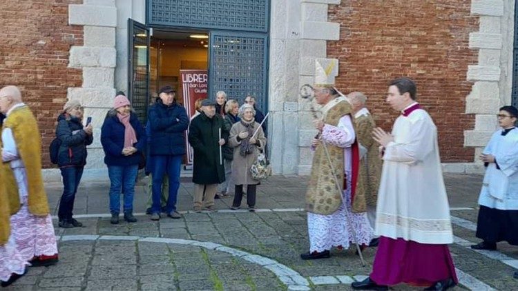 Il patriarca Moraglia al suo arrivo alla basilica della Madonna della Salute