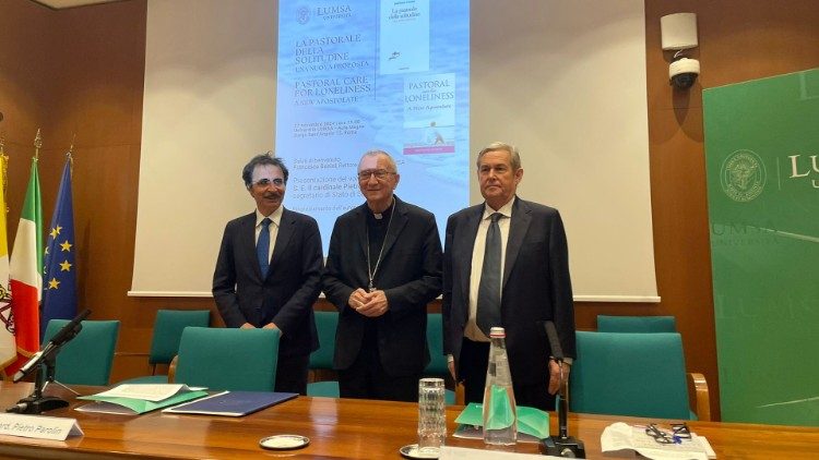 Il cardinale Parolin con l'autore del libro Fforde e il rettore della Lumsa Bonini