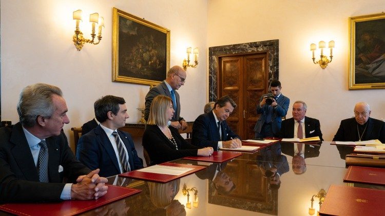 Ordine di Malta, firma della donazione di un'ambulanza al Vaticano