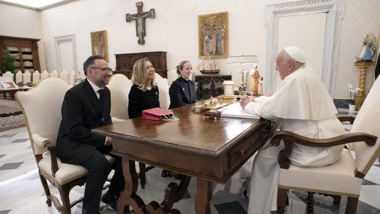 Celeste Saulo (en el medio) dialoga con el Santo Padre este viernes 22 de noviembre de 2024. (Vatican Media)