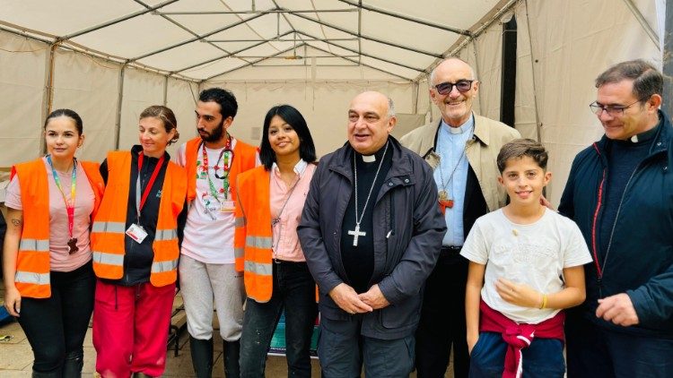 Il cardinale Czerny con l'arcivescovo Benavent e i volontari