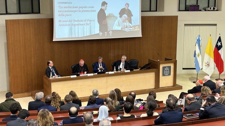 El cardenal Pietro Parolin en la conferencia “La mediación papal como mecanismo para la promoción de la paz: 40 años del Tratado de Paz y Amistad Argentina-Chile”. 