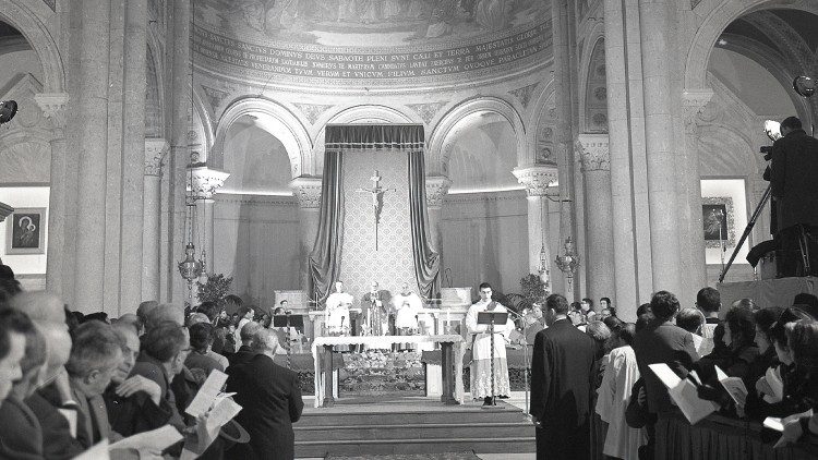 Momentka ze slavnosti, které 7. března 1965 v kostele Všech svatých v Římě předsedal Pavel VI. Vůbec poprvé sloužil papež mši v italštině.